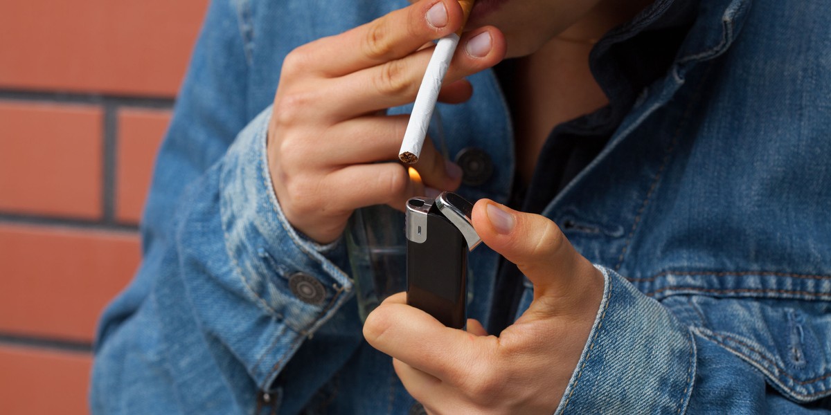 Nowy zakaz wisi w powietrzu. Minister zdrowia ma już petycję – nocne palenie pod lupą