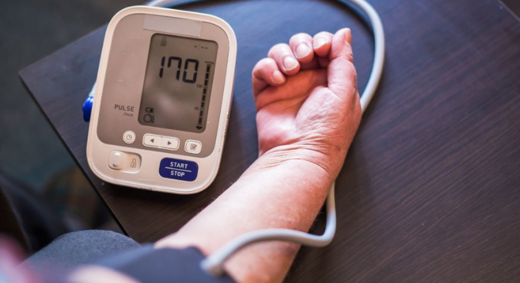 Nadciśnienie a świadczenia z MOPS: kto może otrzymać 215,84 zł zasiłku pielęgnacyjnego?