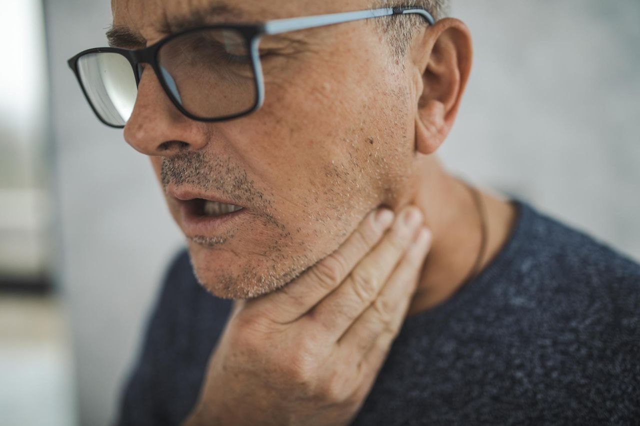 Raka przełyku można dostrzec u dentysty. Objawy, na które warto zwrócić uwagę