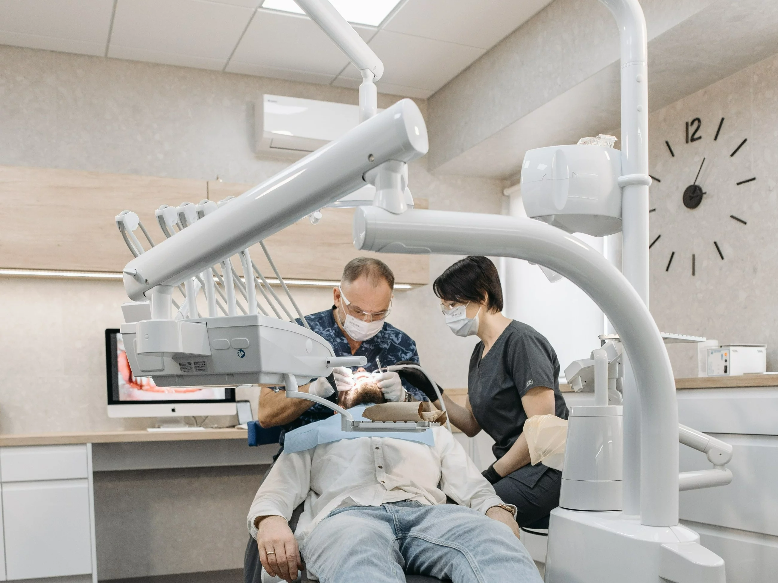 NFZ refunduje leczenie zębów. Oszczędź 900 zł dzięki składce zdrowotnej