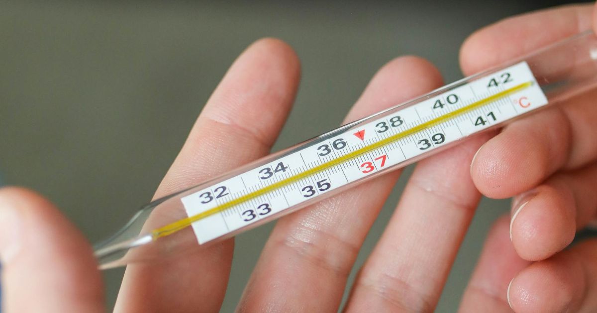 Nie rób tego, gdy masz gorączkę – najczęstszy błąd, który wydłuża chorobę