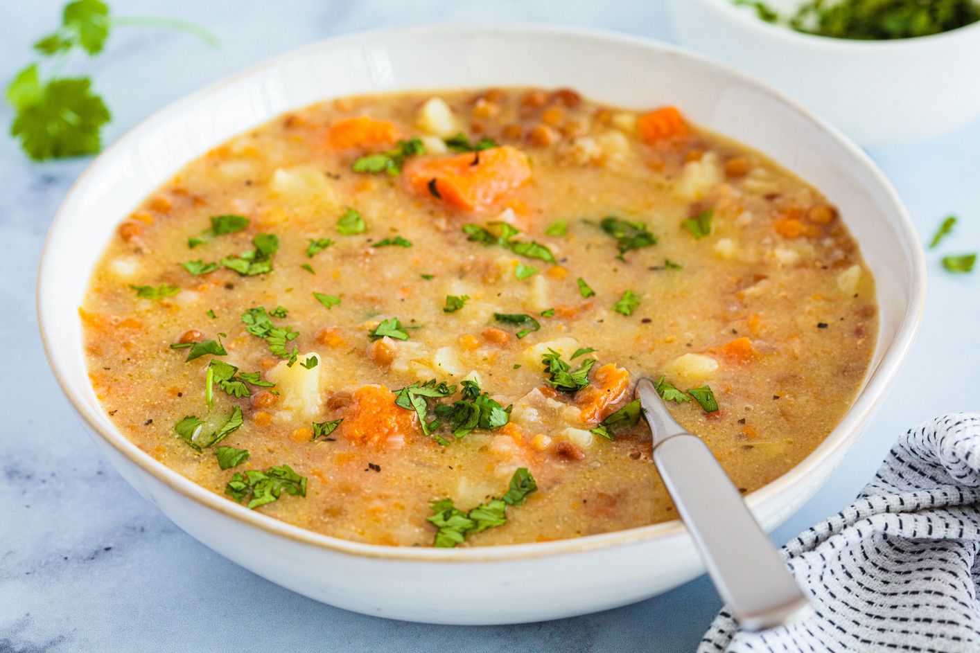 Ten składnik wyniszcza jelita. Uważaj, zanim dodasz go do zupy lub sosu