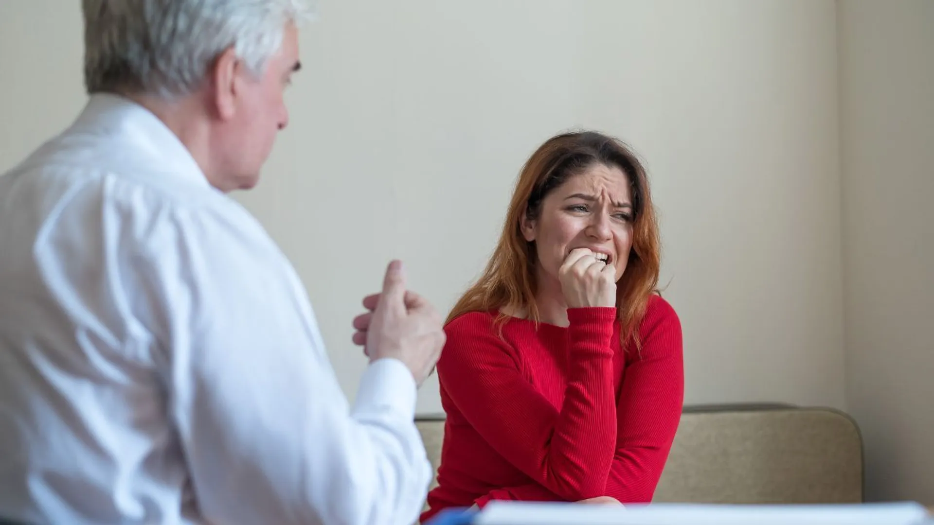 To nie „zwykła” choroba, tylko nerwica. 6 objawów, które daje ciało, gdy wysiada psychika
