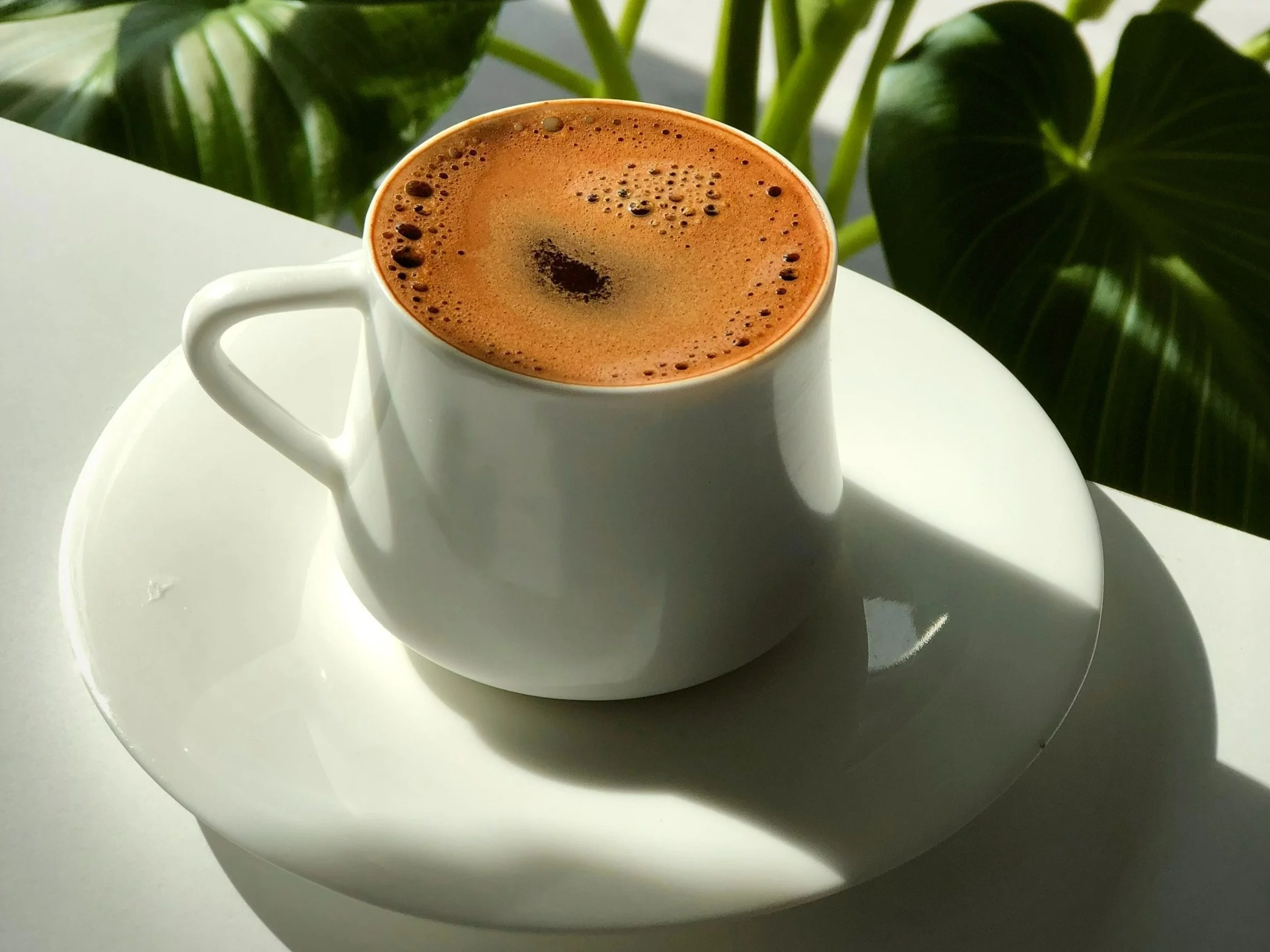 Pilne ostrzeżenie dla kawoszy. Lekarz: nie mieszaj tych leków z „małą czarną”, bo sobie zaszkodzisz