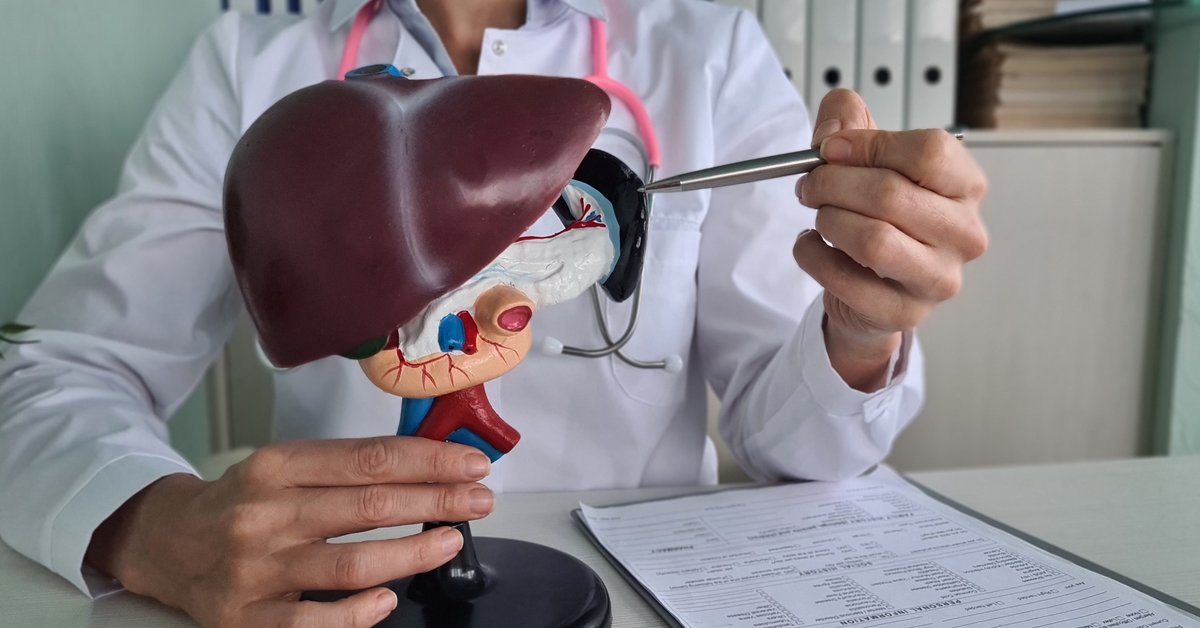 Tak daje o sobie znać powiększona wątroba. Może sygnalizować poważne problemy ze zdrowiem