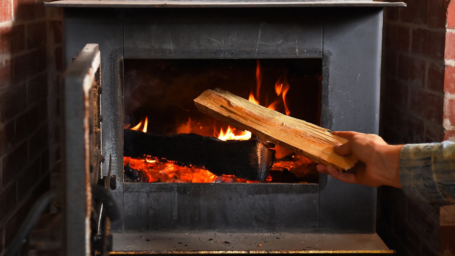 5 tysięcy mandatu za „zakazane drewno”. Polacy wciąż palą nim w piecu