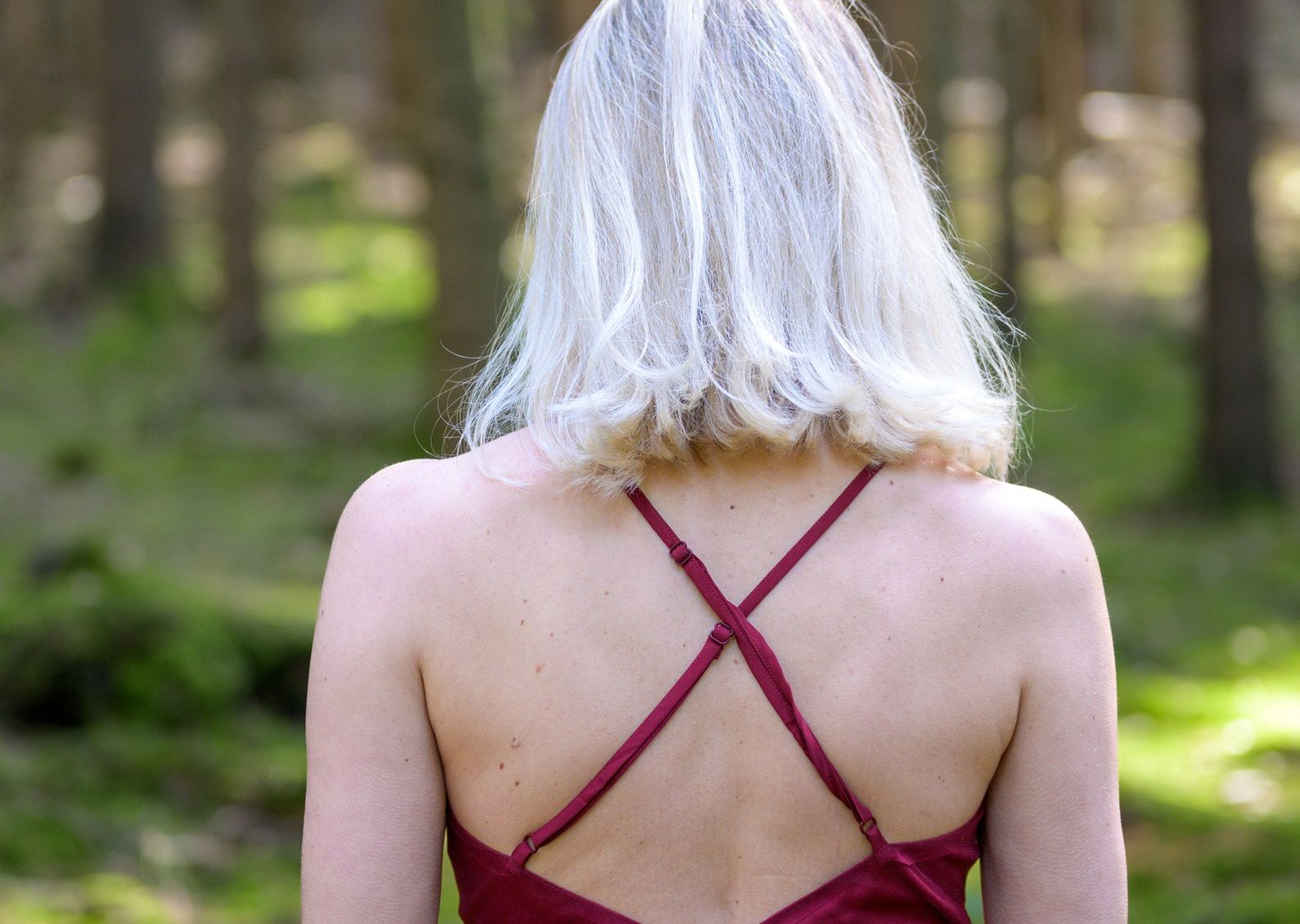 Najgorsze kolory ubrań dla dojrzałych kobiet – których unikać, by nie dodawać sobie lat?