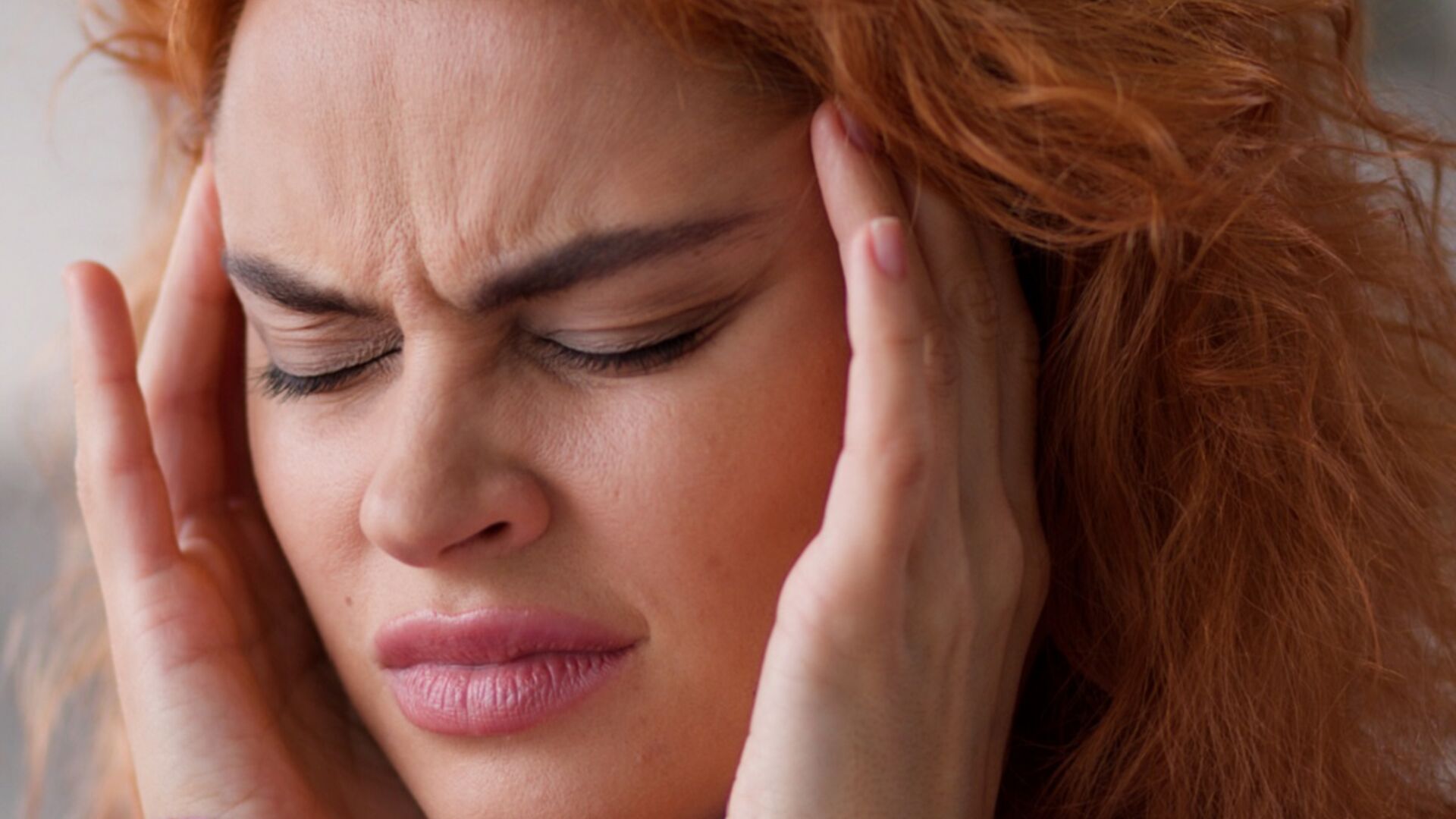 Jak boli głowa przy glejaku? Objawy są specyficzne