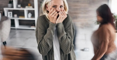 Co robić, gdy bliska osoba nagle zaczyna być zapominalska? Nie ignoruj tych pierwszych objawów