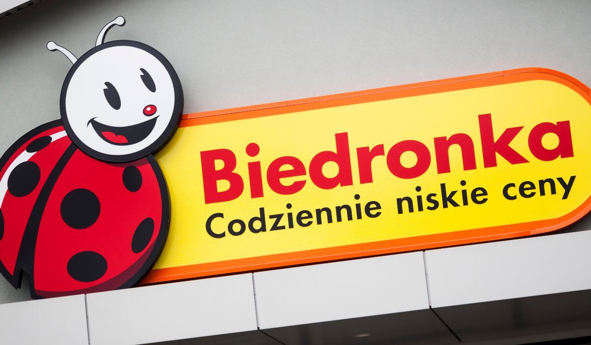 Okradają klientów Biedronki przy samych kasach. Pracownicy sklepu bezradni w starciu z oszustami