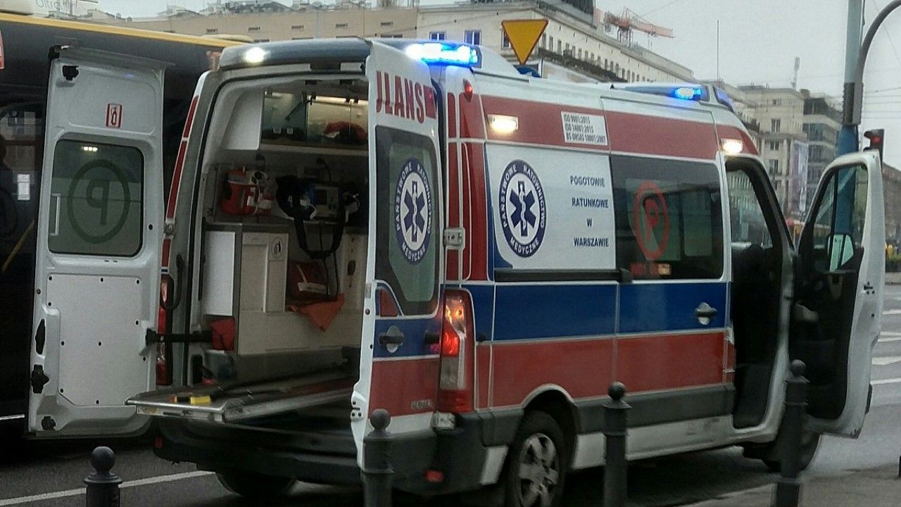 Dramatyczne wydarzenie w Warszawie – 12-latka skoczyła na jezdnię ekspresówki