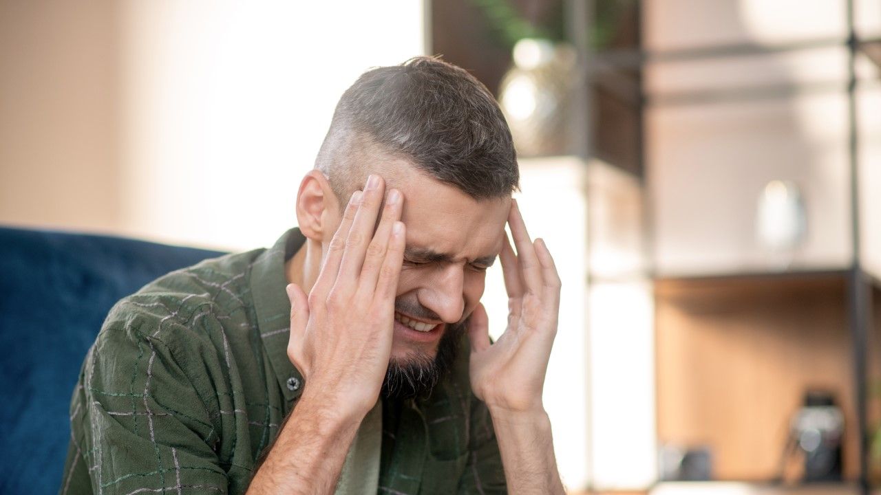 Taki ból głowy może oznaczać udar. Gdy się zacznie, wzywaj karetkę