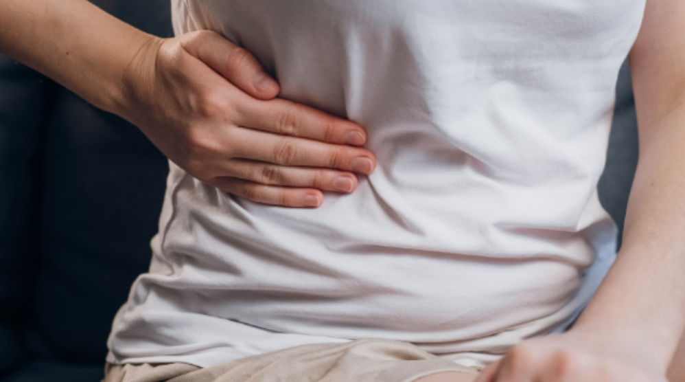 Ból pod prawym żebrem: najczęściej bagatelizowany objaw chorej wątroby