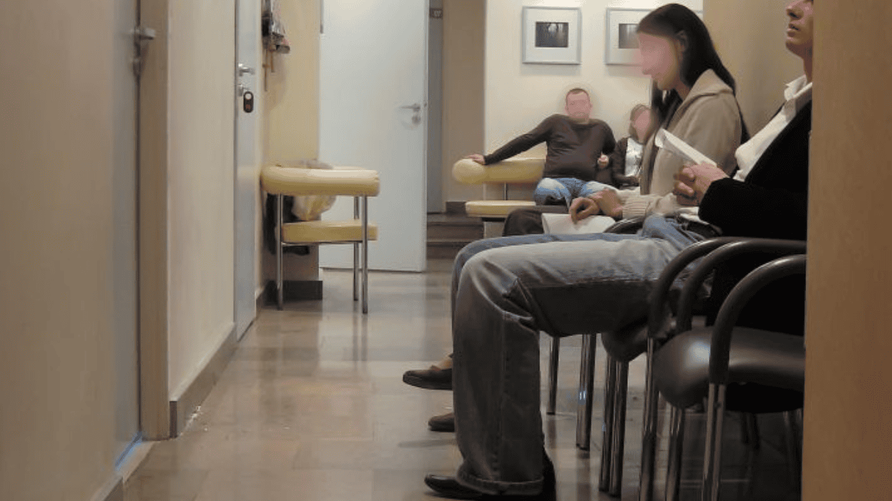 Szpitale pękają w szwach, przybywa 30 tys. chorych tygodniowo. To nowy wirus