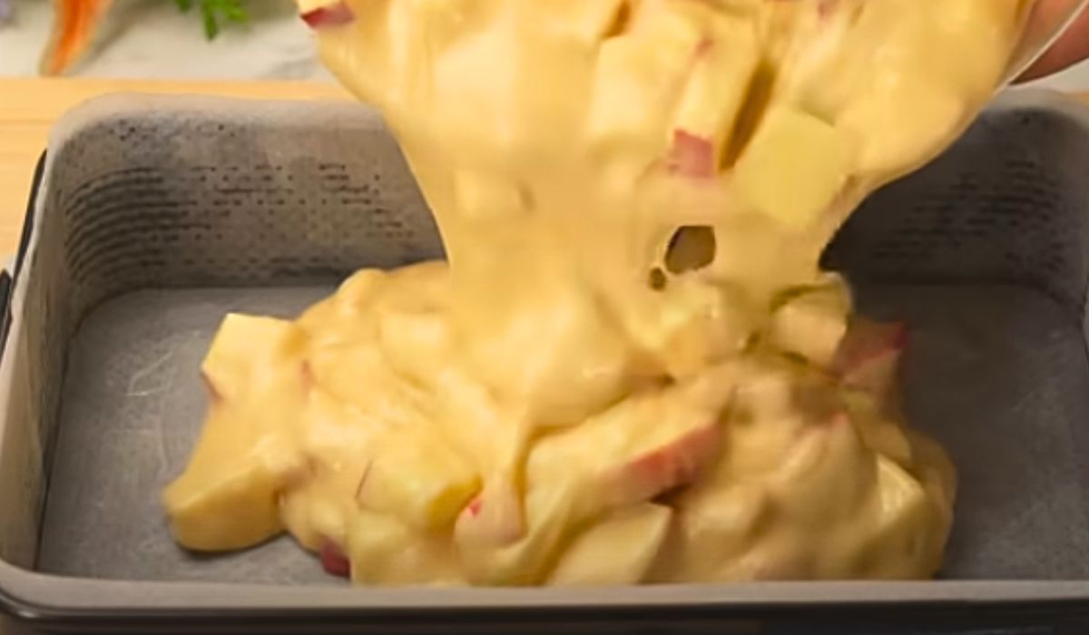 Kroję jabłka, mieszam z ciastem i odpalam piekarnik. Takie ciasto jest hitem w moim domu