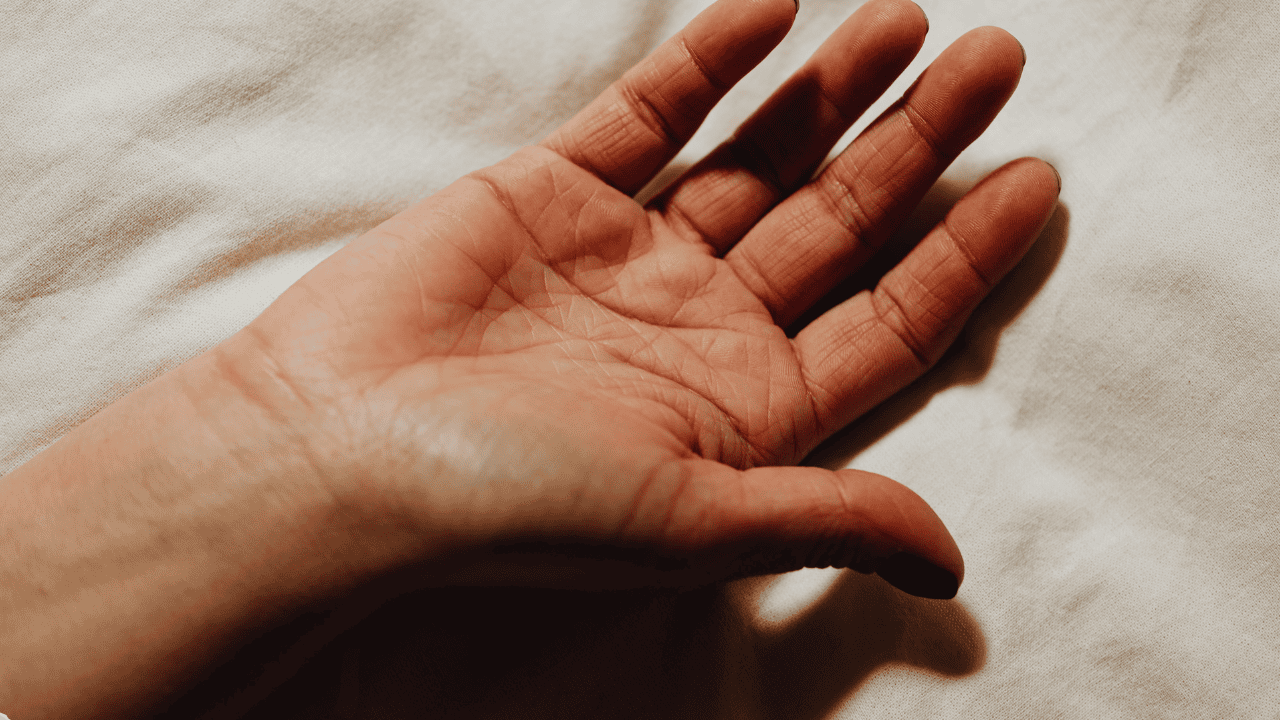 Czerwone dłonie – czy to sygnał problemów z wątrobą? Sprawdź, co oznacza rumień dłoniowy