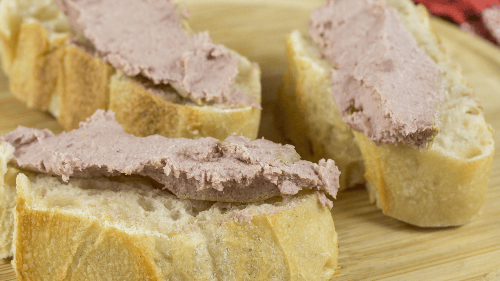 To polskie smarowidło z Dino to mój skarb śniadaniowy. Zawsze biorę 3 słoiki: dla siebie, dla męża i dla taty