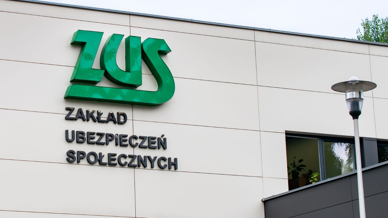 Polacy masowo składają wnioski do ZUS o wydłużenie stażu pracy i wyższe dodatki