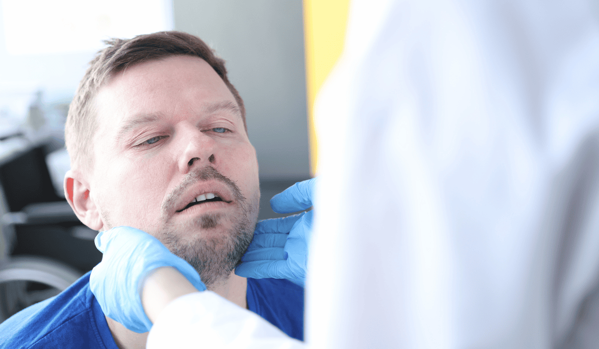 Chrypka, flegma i ciągłe chrząkanie utrzymujące się ponad trzy tygodnie wymagają konsultacji laryngologicznej