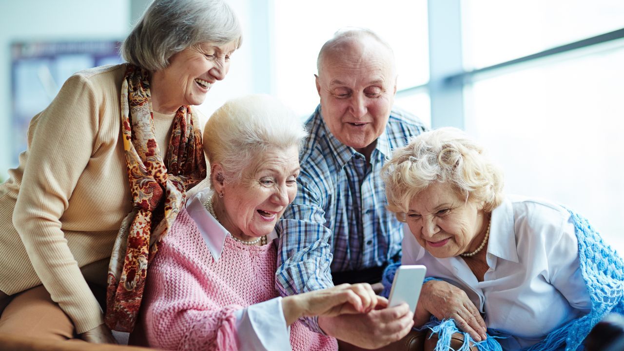 Ulgi dla osób po 60. roku życia — z czego seniorzy w Polsce mogą korzystać bez opłat