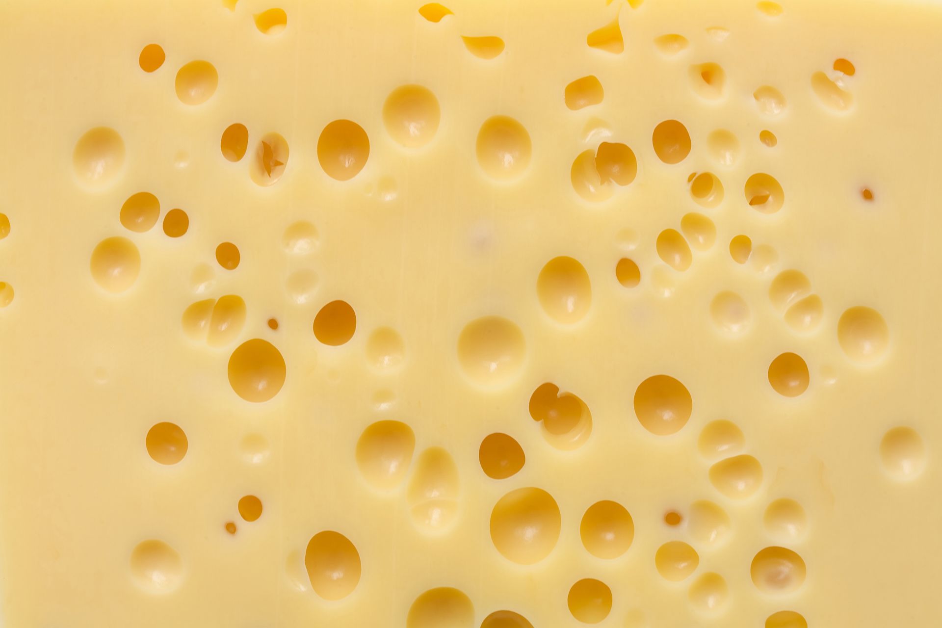 Emmental — szwajcarski ser z dziurami, który ma 29 g białka i niemal zero laktozy