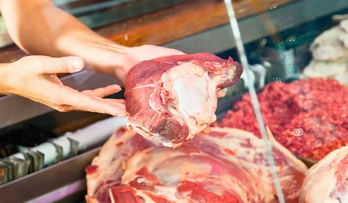 Dlaczego mięso w Dino jest tańsze. Kluczem spółka Agro-Rydzyna należąca do Tomasza Biernackiego