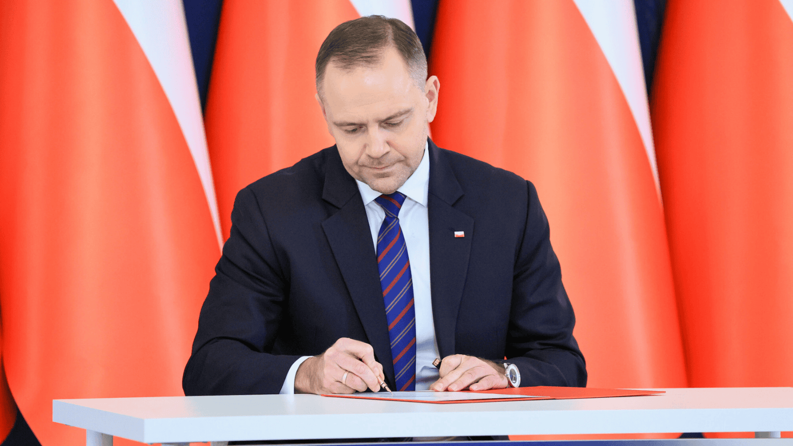 Nawrocki podpisał ustawę o e-zdrowiu. Papierowa karta DiLO zniknie do końca 2026 roku