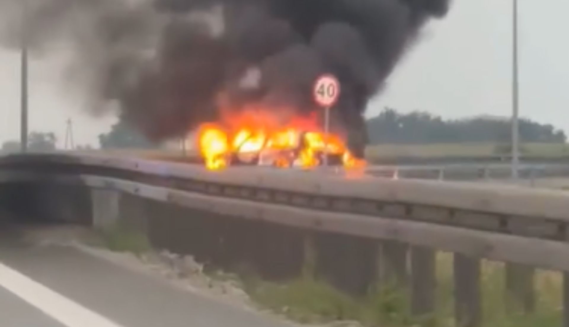 Pożar volkswagena na A1 w Pikutkowie. Cztery osoby, w tym dwoje dzieci, trafiły do szpitala
