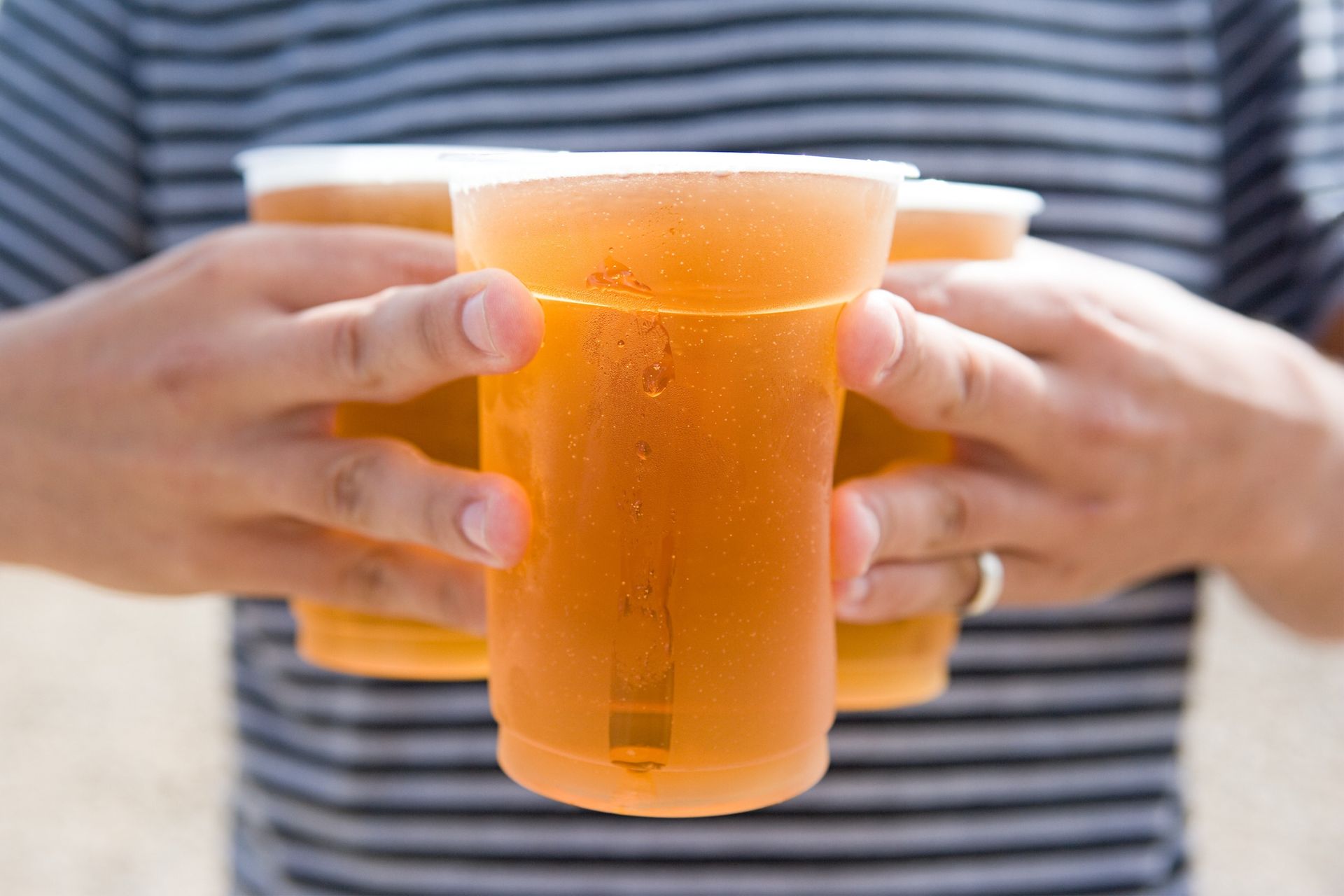 Alkohol w upał odwadnia i obciąża serce. Lekarze: nawet jedno piwo może zaszkodzić