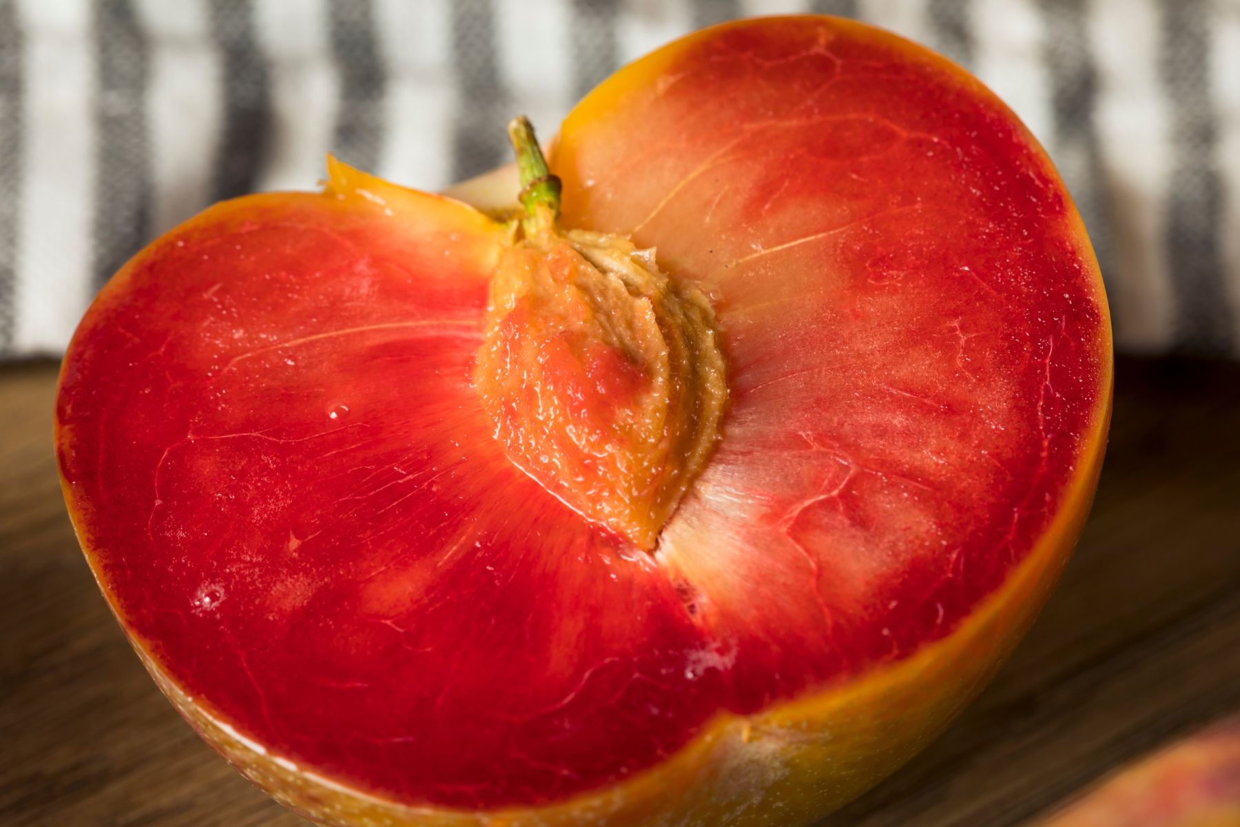 Pluot, hybryda śliwki japońskiej i moreli, pojawił się na polskich bazarach — sprzedawcy stawiają go obok brzoskwiń