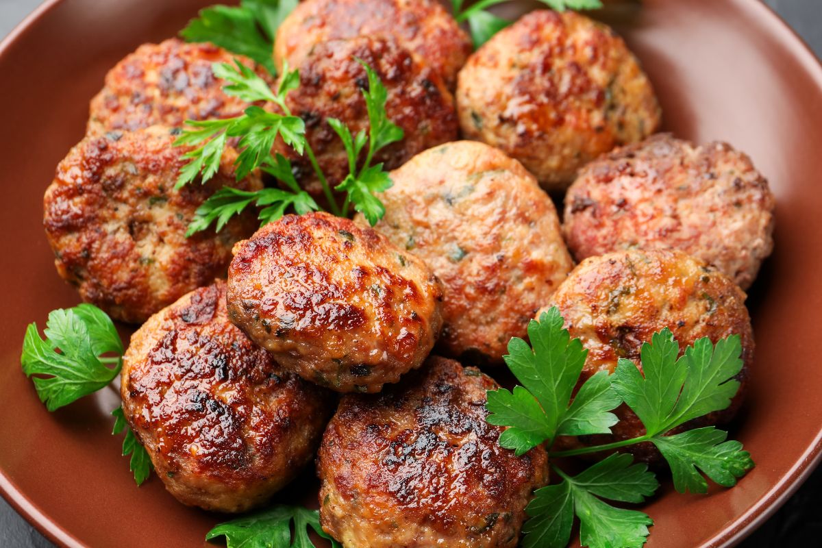 Pół łyżeczki sody oczyszczonej na 0,5 kg mięsa mielonego — przepis na pulchne kotlety