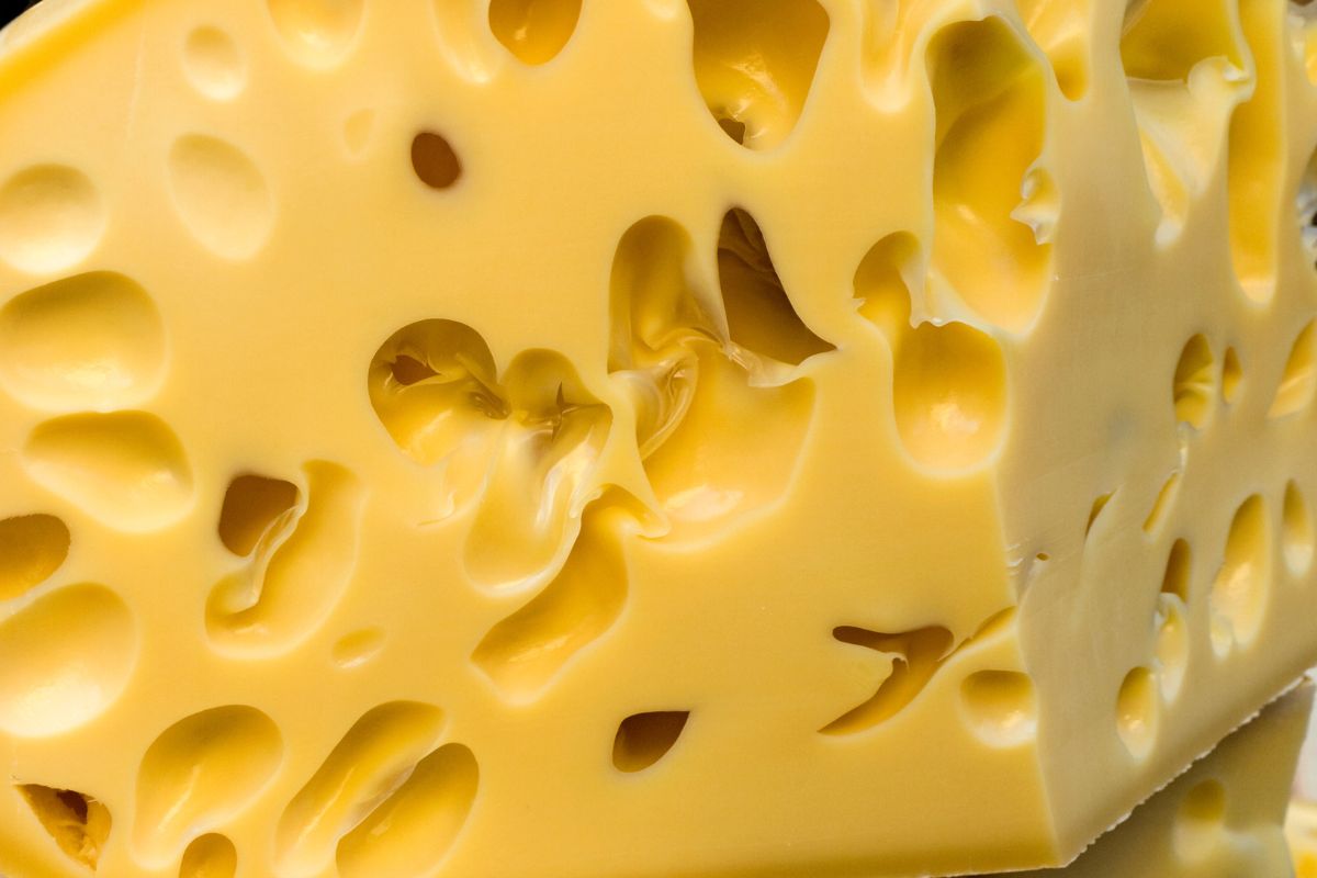 Emmentaler — 26 g białka i do 30 proc. dziennej dawki wapnia w 100 g sera