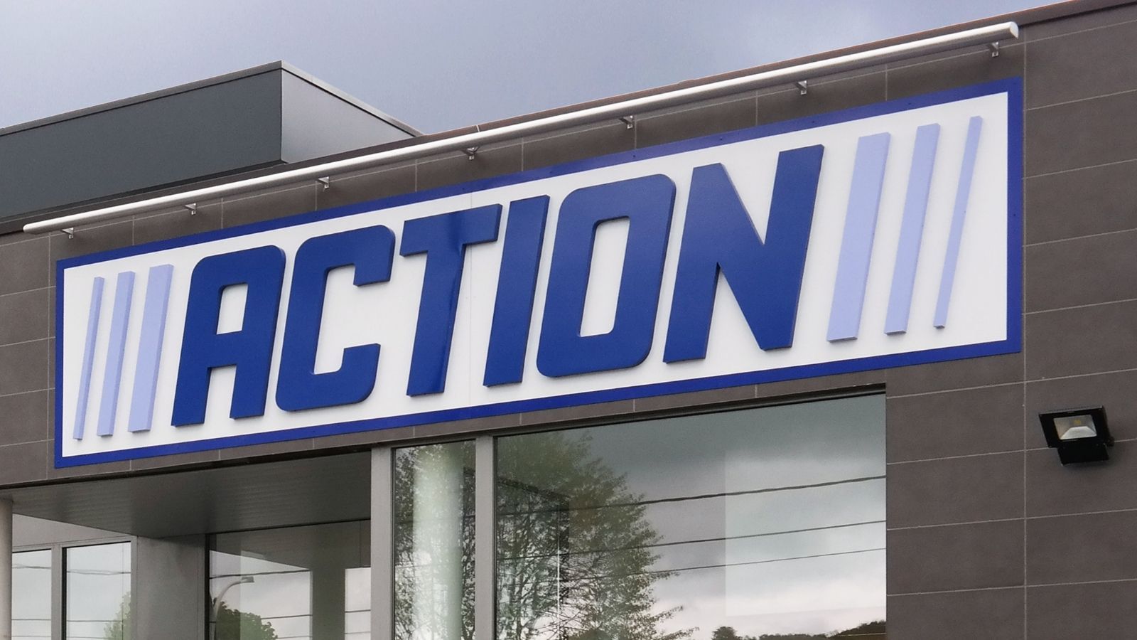 Zestaw dwóch patelni ze stali nierdzewnej w Action za 119,95 zł, pojedyncza patelnia w Leroy Merlin kosztuje 309,34 zł