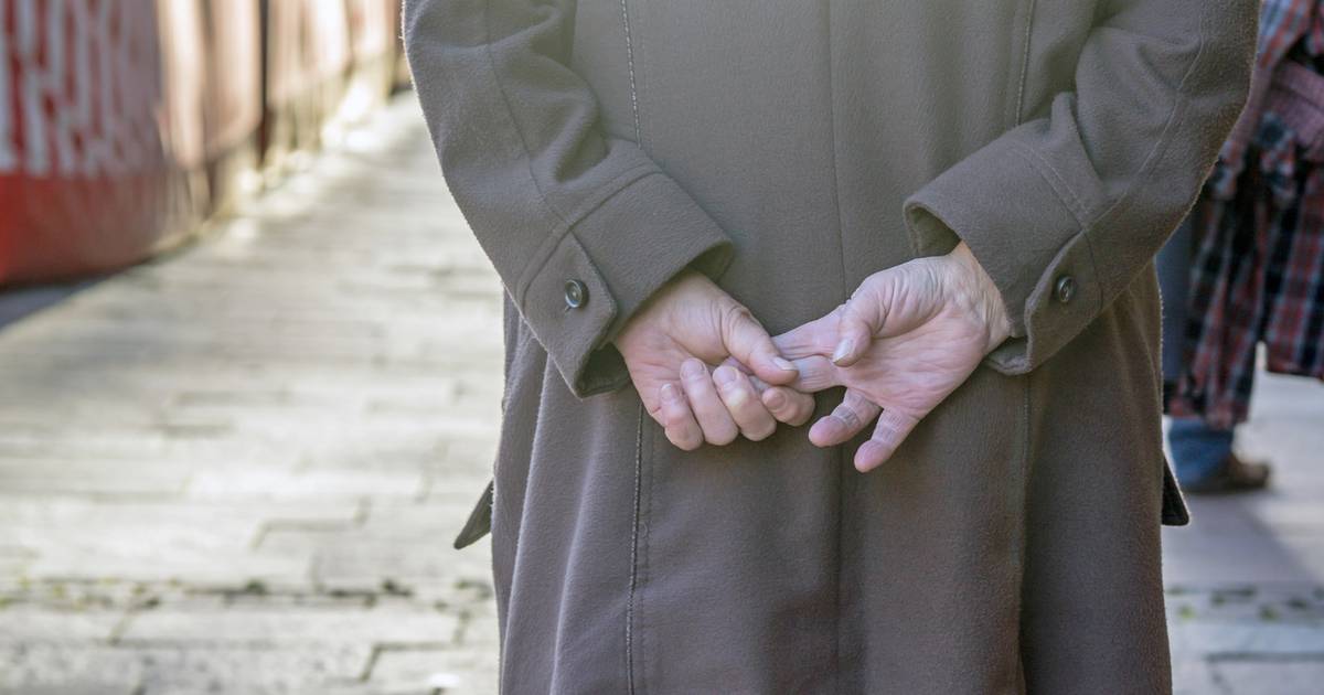 Co oznacza chodzenie z rękami splecionymi z tyłu? Wyjaśnienie psychologów