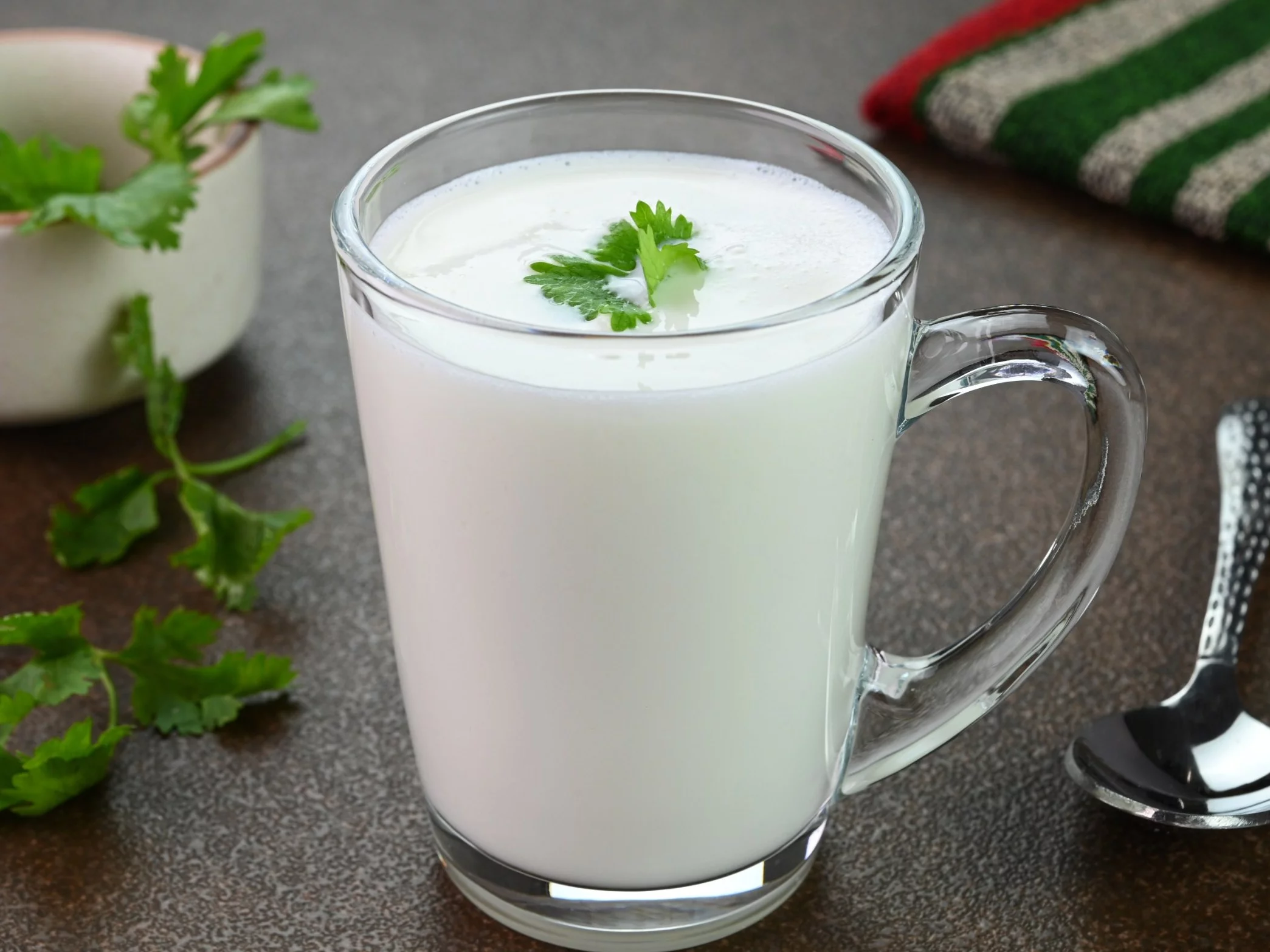 Kefir ma więcej kultur bakterii niż maślanka. Dietetyczka tłumaczy, kiedy sięgnąć po który