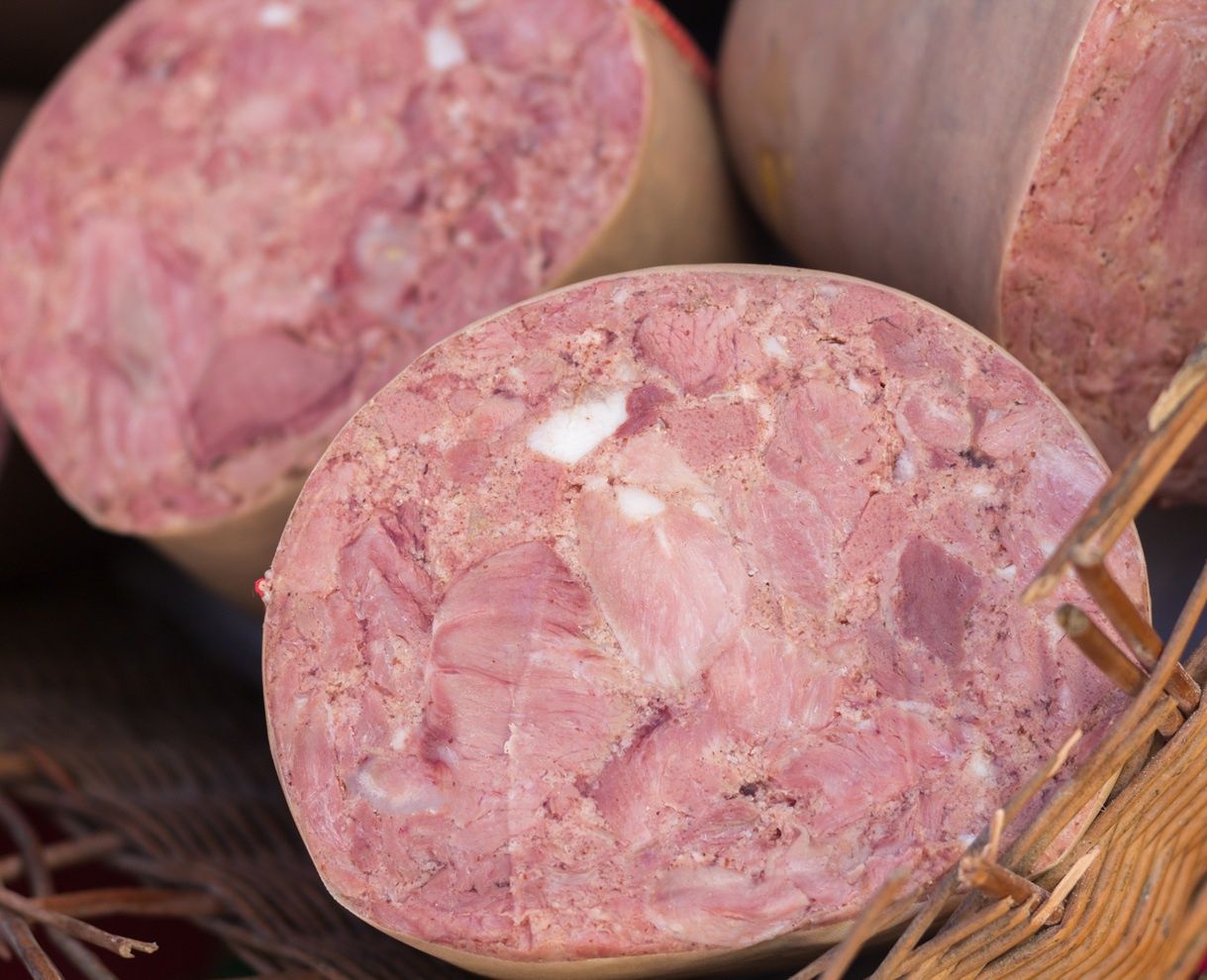 Salceson wraca na sklepowe półki. Naturalna galareta z gotowanego mięsa to źródło kolagenu